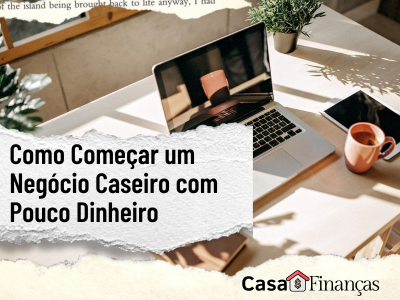 Mesa com notebook, xícara de café e bloco de anotações representando o trabalho em casa e o início de um negócio caseiro com pouco dinheiro.