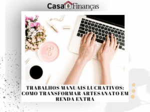 Mãos femininas digitando em notebook sobre mesa com flores e café, simbolizando o trabalho artesanal criativo e lucrativo feito em casa.