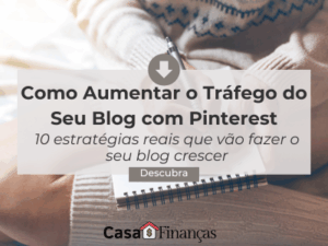 Pessoa escrevendo em um caderno com notebook no colo, representando estratégias de marketing digital para aumentar o tráfego do blog com Pinterest.