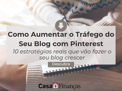 Pessoa escrevendo em um caderno com notebook no colo, representando estratégias de marketing digital para aumentar o tráfego do blog com Pinterest.