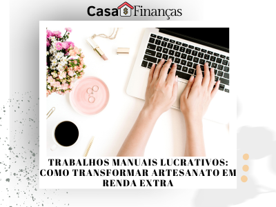 Mãos femininas digitando em notebook sobre mesa com flores e café, simbolizando o trabalho artesanal criativo e lucrativo feito em casa.